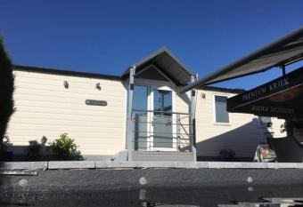 La Baie des Lacs has rooms with a private hot tub