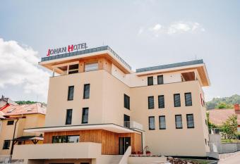 JOHAN HOTEL allows 18 year olds to book a room