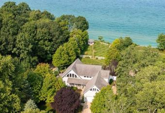 Hidden Haven has Balcony rooms