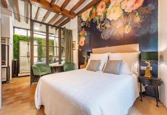 Dog Admiral - Urban Guest House allows 18 year olds to book a room