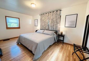 3 Bedroom home outside of Berlin, Patio with Hot Tub! allows 18 year olds to book a room