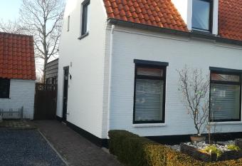 dreamingzeeland allows 18 year olds to book a room