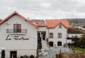 La Fontaine has Balcony rooms