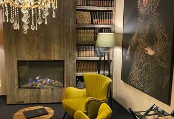  t Hartje van Brugge allows 18 year olds to book a room