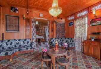 OYO Flagship 81523 Noor Palace Group Of Houseboats allows 18 year olds to book a room