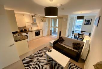 Cambridge Train Station luxury apartments sleeps 6 with parking has Balcony rooms