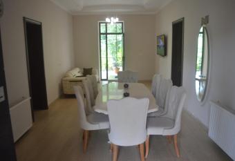 VILLA5 has rooms with a private hot tub