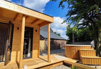 Au Pr   de Mukky allows 18 year olds to book a room