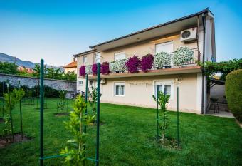 Apartman Nikola has Balcony rooms