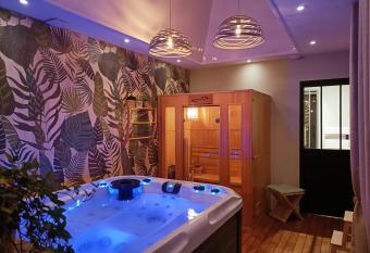 L Entracte et son spa privatif allows 18 year olds to book a room