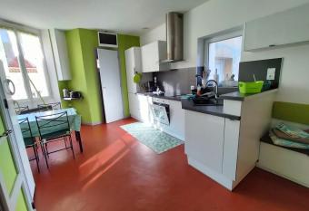 STUDIO CLIMATISE avec MEZZANINE au calme avec terrasse et parking id  alement situ   pour tout faire    pied ! has Balcony rooms