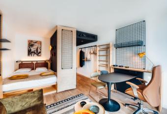 COWOOL AVIGNON allows 18 year olds to book a room