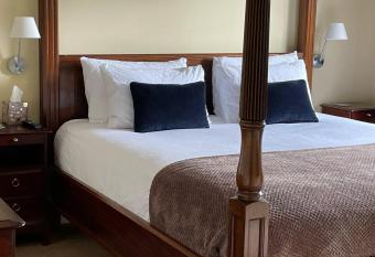 5 Bedroom Holiday Home Morecambe Parking Luxurious Deals allows 18 year olds to book a room