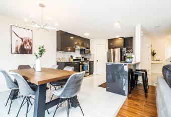 Chic 4 Bdrm Home I King Bed I Double Garage Parking & Fast Wifi! has Balcony rooms