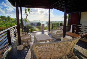 Rumah HaDeKa Jimbaran has rooms with a private hot tub