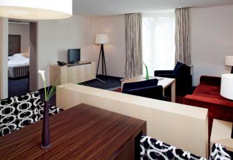 Hotel Waldschl  sschen has rooms with a private hot tub