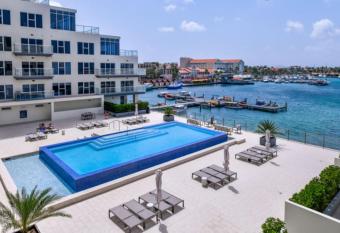 Stylish luxury condo, central location, ocean view, pool, gym has Balcony rooms