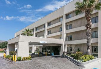 Baymont by Wyndham Arlington At Six Flags Dr has Smoking rooms