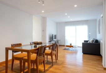 Hauzify I Apartament Lla   has Balcony rooms