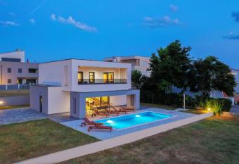 VILLA ZRINKO has rooms with a private hot tub