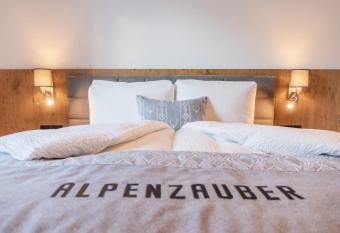 Aparthaus Alpenzauber has Balcony rooms