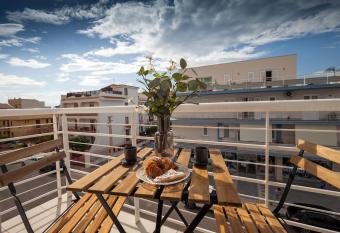 Nerissa suites&rooms has Balcony rooms