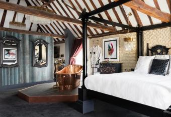 Staycations Maldon has Balcony rooms