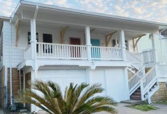 Sleeps 19! 3 Kitchens, Lr's, 4 Br 4.5 Bth - Beauty allows 18 year olds to book a room