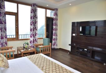 ROYAL CEDAR B&B Simla has Balcony rooms