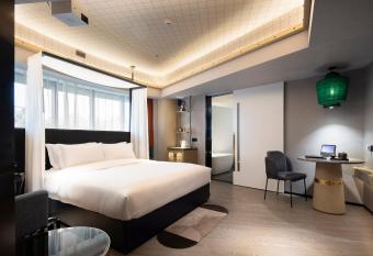Arthur Hotel Canton Tower Guangzhou-Free shuttle bus for canton fair allows 18 year olds to book a room