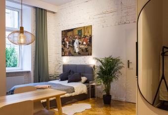 Sympatyczne studio z palm   areka / A nice studio with areka palm tree allows 18 year olds to book a room