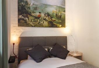 Apartament z Upadkiem Ikara / Apartment with the Fall of Icarus allows 18 year olds to book a room