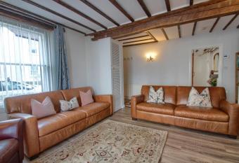 Acorn Cottage has Balcony rooms