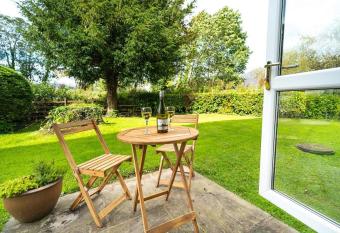 Quaver Cottage has Balcony rooms
