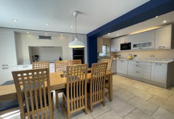 Bridge House has Balcony rooms