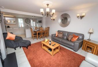 Bridge House Apartment 1 has Balcony rooms