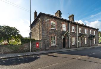 Coleridge Cottage has Balcony rooms