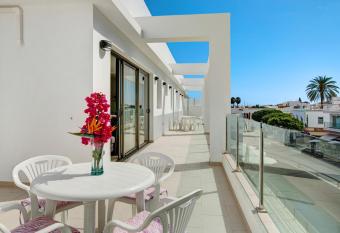 Atico Albamar has Balcony rooms