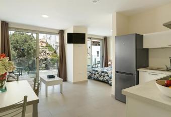 Albamar 1d has Balcony rooms