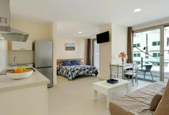 Albamar 1a has Balcony rooms