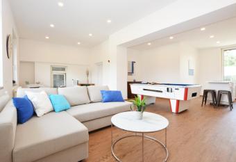 Alpenblick - modernes und gro  z  giges Apartment has Balcony rooms