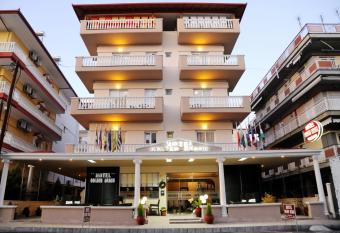 GOLDEN BEACH has Balcony rooms