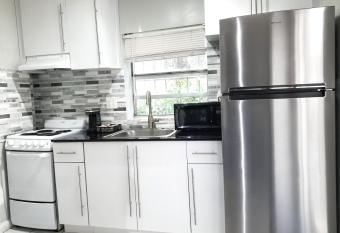 Glam Private Studio 4 Miles from Hard Rock Stadium allows 18 year olds to book a room