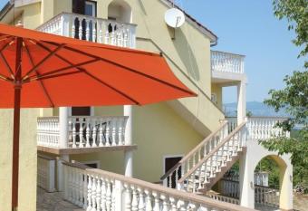 Hilltop Villa Risika has Balcony rooms