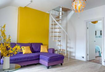  Llandudno Central  - Luxury Apartment, Close to Town and Beaches allows 18 year olds to book a room