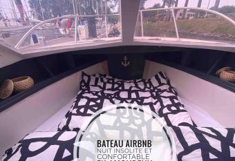 Bateau Authentique et Confortable allows 18 year olds to book a room