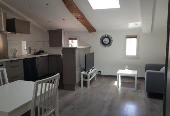 Charmant T2 Centre village m  di  val La Cadi  re d Azur allows 18 year olds to book a room