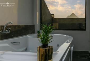 Khan Duidar Inn - Pyramids View Rooftop has rooms with a private hot tub