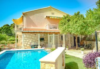 Villa Nada has Balcony rooms