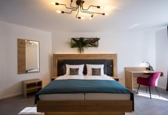 Bed and Breakfast - Homburg am Main has Balcony rooms